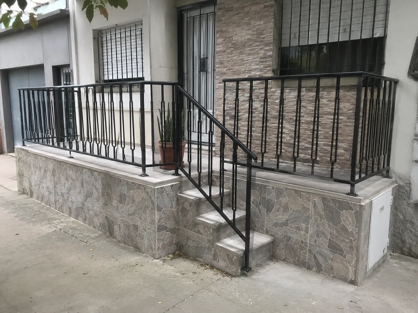 Baranda de entrada exterior — trabajo de herrería de Hierro Fach